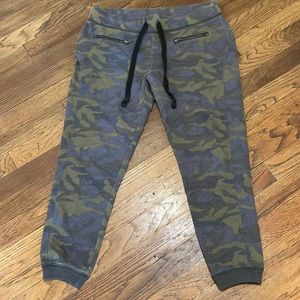 Woman’s American eagle camo joggers size small